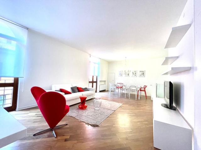 Domus Verona - Ampia Moderna Casa Su 2 Piani Nel Cuore Di Verona Luaran gambar