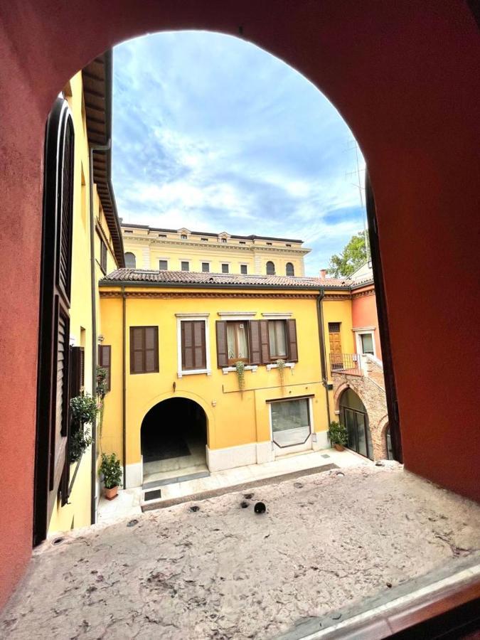 Domus Verona - Ampia Moderna Casa Su 2 Piani Nel Cuore Di Verona Luaran gambar
